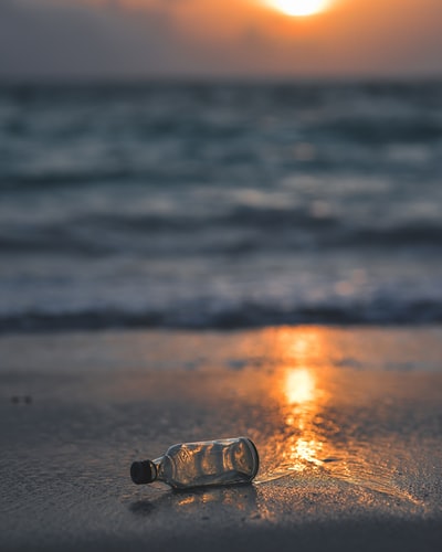 清楚玻璃瓶在海滨
